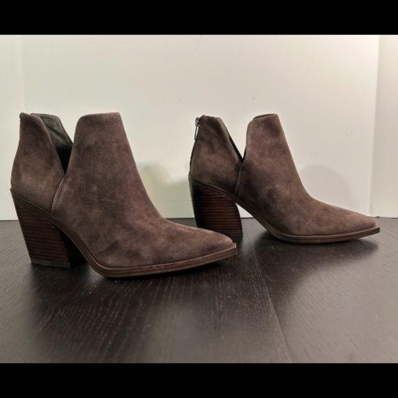 NWOB Vince Camuto Gigietta Suede Back Zip Chelsea Booties Brown Size 9.5 - Picture 2 of 14